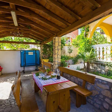 Daire Suesses Studio-apartment Nur 300 Meter Zum Mit Romantischem Balkon Crikvenica